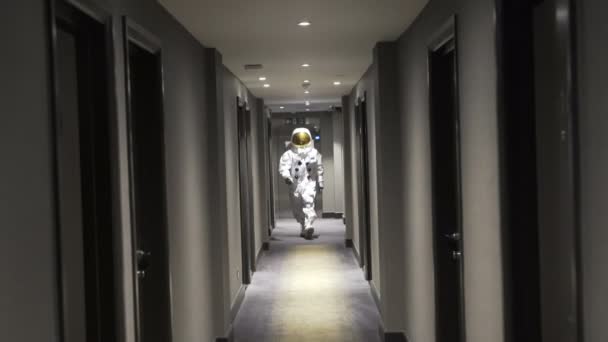 Astronaut Gang Van Het Futuristische Gebouw Loopt Naar Camera — Stockvideo