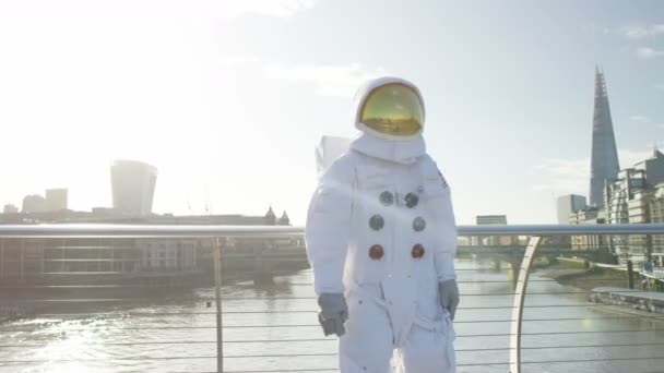 Astronaut Verkennen Van Londen Uitkijkend Het Uitzicht Van Stad — Stockvideo