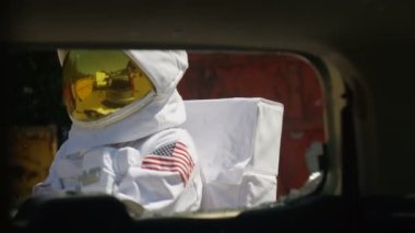 4 k bir beysbol sopası ile bir araba zarar verirken takım astronot agresif erkekte