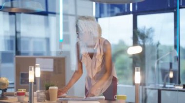 Casual yaratıcı işkadını Office bisiklet ile günün sonunda ayrılıyorum..