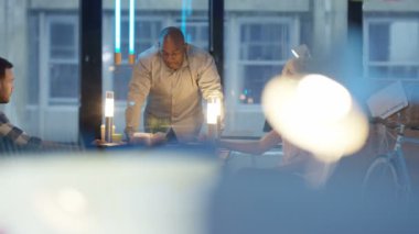 Planlama ve modern ofis rakamlar üzerinde seyir neşeli rahat iş takım. Genç başlangıç ortakları tartışırken iş planı şirket.