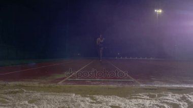 4 k kadın uzun atlama atletizm parça içinde belgili tanımlık karanlık yağmur, eğitim