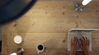 Havai görünümü office çalışma alanı, dizüstü ve tablet çalışma tanınmaz halde iş takım bakarak