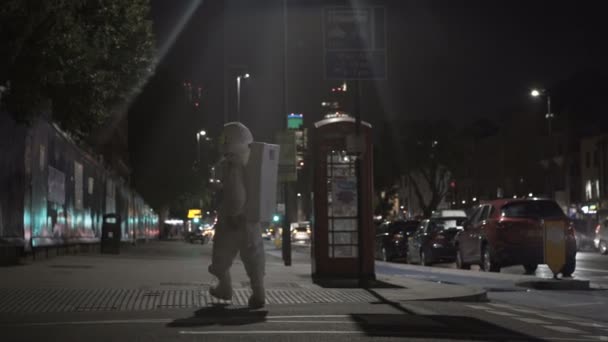 Homem Vestido Astronauta Ficando Irritado Com Uma Cabine Telefônica Londres — Vídeo de Stock