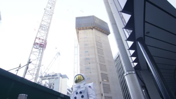 Astronauta Regresó Tierra Caminando Por Una Calle Desierta Ciudad — Vídeos de Stock