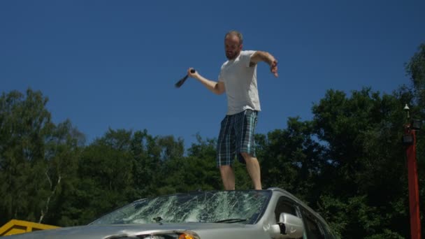 Agressieve Man Met Woedekwesties Smashing Auto Met Een Honkbalknuppel — Stockvideo