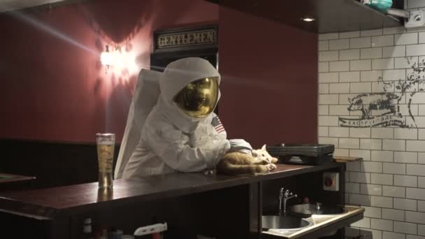 Astronauta Bebendo Uma Cerveja Acariciando Gato Peculiar Pub Britânico — Vídeo de Stock