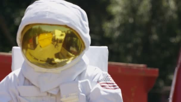Agressieve Astronaut Met Woede Van Weg Auto Met Een Honkbalknuppel — Stockvideo