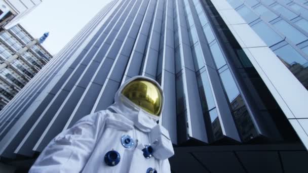 Astronauta Retornou Terra Caminhando Pelo Distrito Negócios Cidade Deserta — Vídeo de Stock