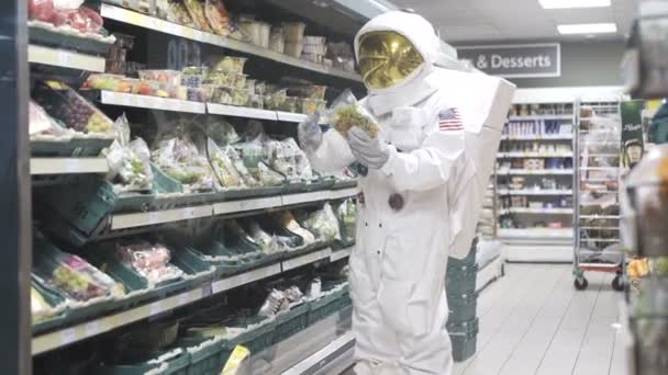 Καθήκον Αστροναύτης Στο Πλήρες Διάστημα Κοστούμι Ψώνια Για Είδη Παντοπωλείου — Αρχείο Βίντεο