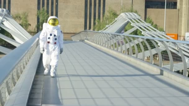 Astronauta Regresó Tierra Explorando Ciudad Londres — Vídeos de Stock