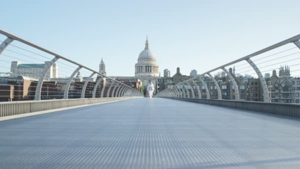 Astronauta Regresó Tierra Explorando Ciudad Londres — Vídeo de stock