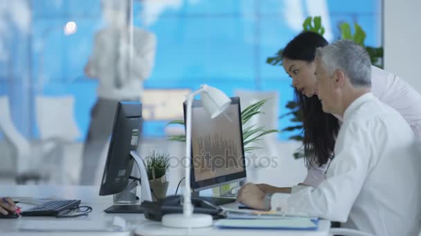 Business Manageru Rozčílený Zaměstnanec Při Sledování Kolegy — Stock video