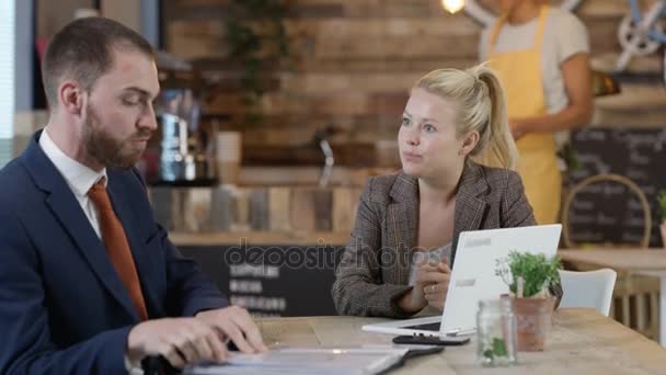 Ділова Людина Жінка Зустрічаються Кафе Офіціанткою Подає Напої — стокове відео