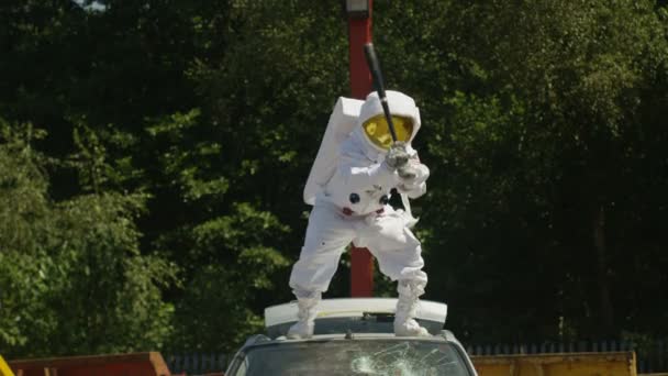 Astronauta Hooligan Rompiendo Parabrisas Coche Con Bate Béisbol — Vídeo de stock