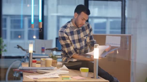 Zakenman Bezig Met Zijn Eigen Casual Creatief Bureau — Stockvideo