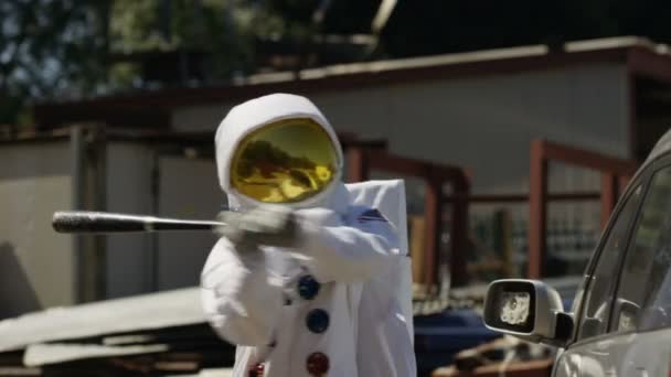 Aggressiva Astronaut Med Vägilska Vandalisering Bil Med Ett Basebollträ — Stockvideo