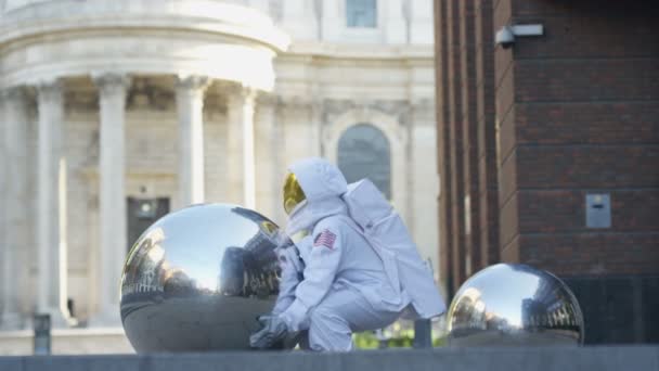 Astronauta Engraçado Voltou Terra Tentando Pegar Uma Escultura Esfera Metal — Vídeo de Stock