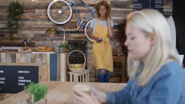 Bir Masada Kadın Müşteriden Temassız Ödeme Alarak Dostu Cafe Işçi — Stok video