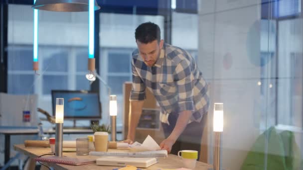 Zakenman Bezig Met Zijn Eigen Casual Creatief Bureau — Stockvideo