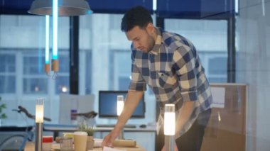 Casual yaratıcı işadamı Office bisiklet ile günün sonunda ayrılıyorum..