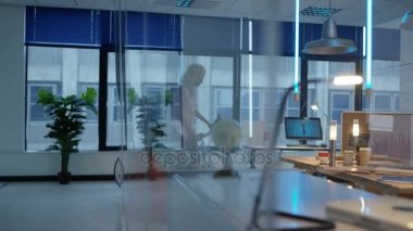 İşkadını yaratıcı ofise bisiklet ile sabah yürüyüş.