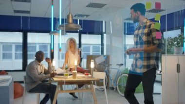 Yaratıcı iş takım modern ofis içinde yapışkan notlar ile beyin fırtınası.