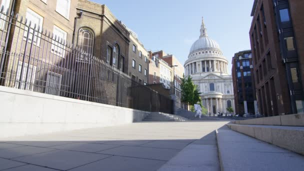 Astronaut Erkundet London Läuft Der Straße Mit Paul Hintergrund — Stockvideo