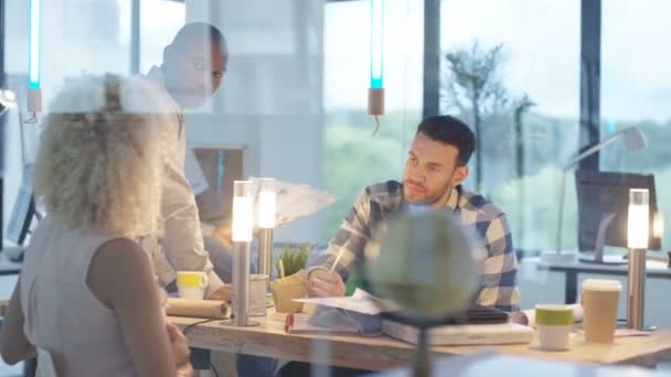 Équipe commerciale créative remue-méninges avec des notes collantes dans le bureau moderne .
