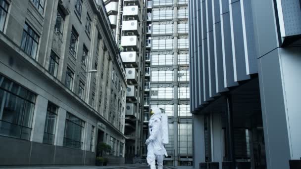 宇宙飛行士が地球に戻って さびれた街のビジネス地区を歩く — ストック動画