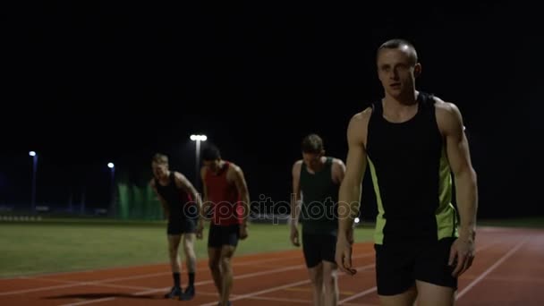 竞技男性运动员在黑暗中赛跑 — 图库视频影像
