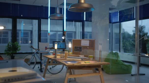 Innenraum Eines Leeren Kreativbüros Mit Dämmrigem Licht — Stockvideo