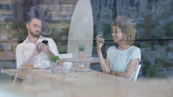Mladý Muž Žena Při Pohledu Smartphone Kavárně Města — Stock video