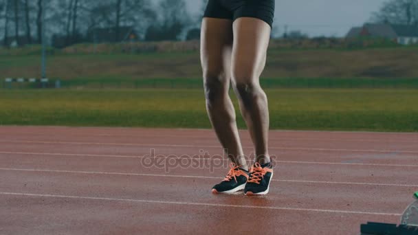 Niski Kąt Widoku Lekkoatletka Rozgrzania Bieżni Przed Wyścigiem — Wideo stockowe
