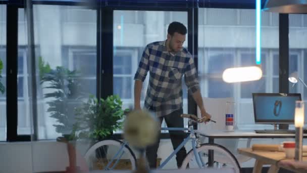 Zakenman Wandelen Bij Creatieve Bureau Met Fiets Ochtend — Stockvideo