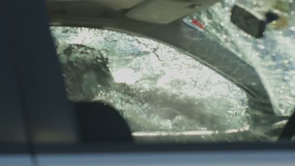 Homem Agressivo Terno Astronauta Vandalizando Carro Com Taco Beisebol — Vídeo de Stock