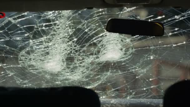 Вид Інтер Єру Автомобіля Вітрове Скло Розбивається Бейсбольною Битою — стокове відео