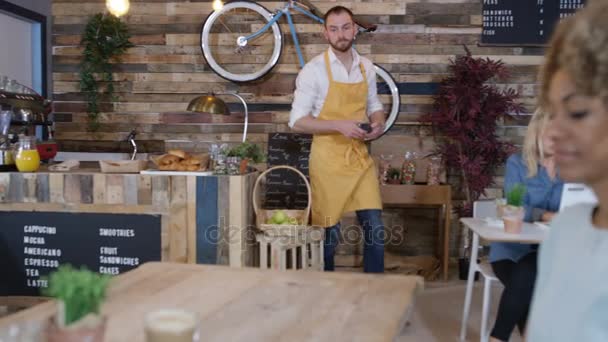 Bir Masada Kadın Müşteriden Temassız Ödeme Alarak Dostu Cafe Işçi — Stok video