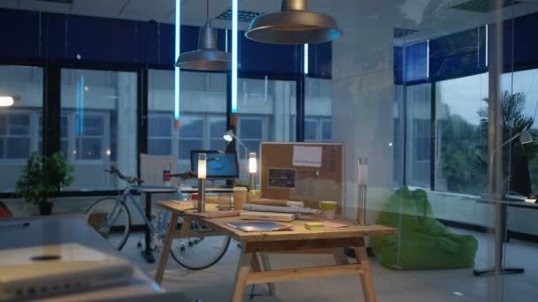 Innenraum Eines Leeren Kreativbüros Mit Dämmrigem Licht — Stockvideo