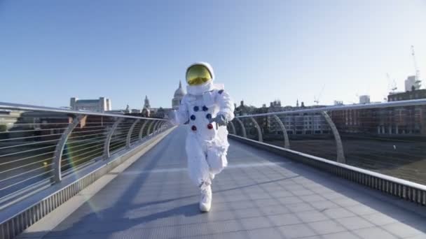 Vtipné Astronaut Poznávání Londýna Tancuje Millennium Footbridge — Stock video