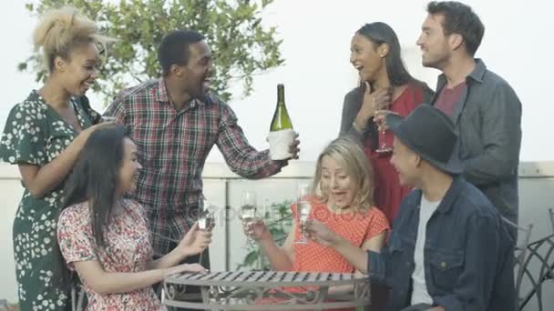 Felice Amici Attraenti Bere Champagne Sul Tetto Della Città Estate — Video Stock