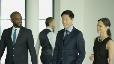 4 k neşeli iş Grup sohbet olarak onlar meşgul modern ofis aracılığıyla yürüyüş 