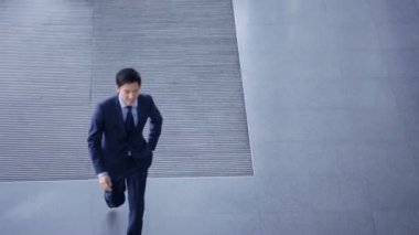 4k ek yükü iş grup toplantısı büyük modern ofis binası içinde görüntüleyin.