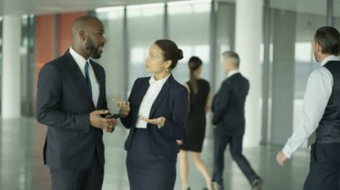 4 k iş adamları smartphone modern ofis içinde bakarak