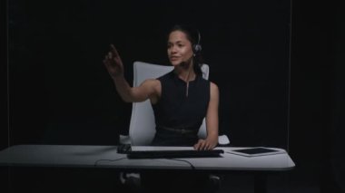 müşteriye söz ve bilgisayar dokunmatik ekran kullanma 4 k müşteri hizmeti işleci