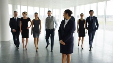 4 k portre mutlu çok ırklı iş takım büyük açık plan Office