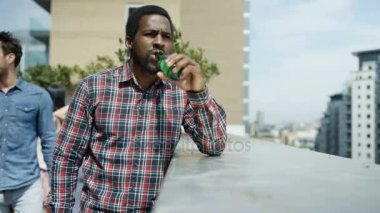 4k gülümseyen portresi dostum çatı partisi manzaraya bakarak, içki bira