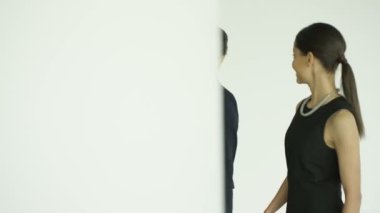 4 k neşeli iş kadınları onlar meşgul modern ofis aracılığıyla yürüyüş olarak sohbet