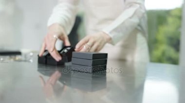 başarılı bir iş çalıştıran 4 k Takı Tasarımcısı bitmiş adet perakende için hazır hazırlar.