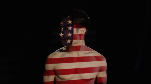 美国国旗投射到男性模特的脸部和身体上黑色背景 — 图库视频影像